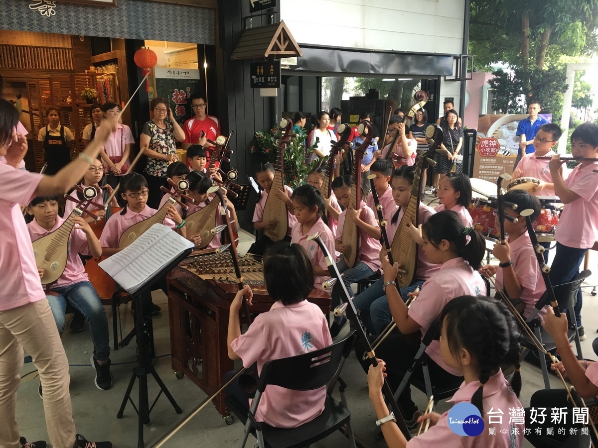 弓鞋國樂團演奏好聽樂曲。(記者扶小萍攝)