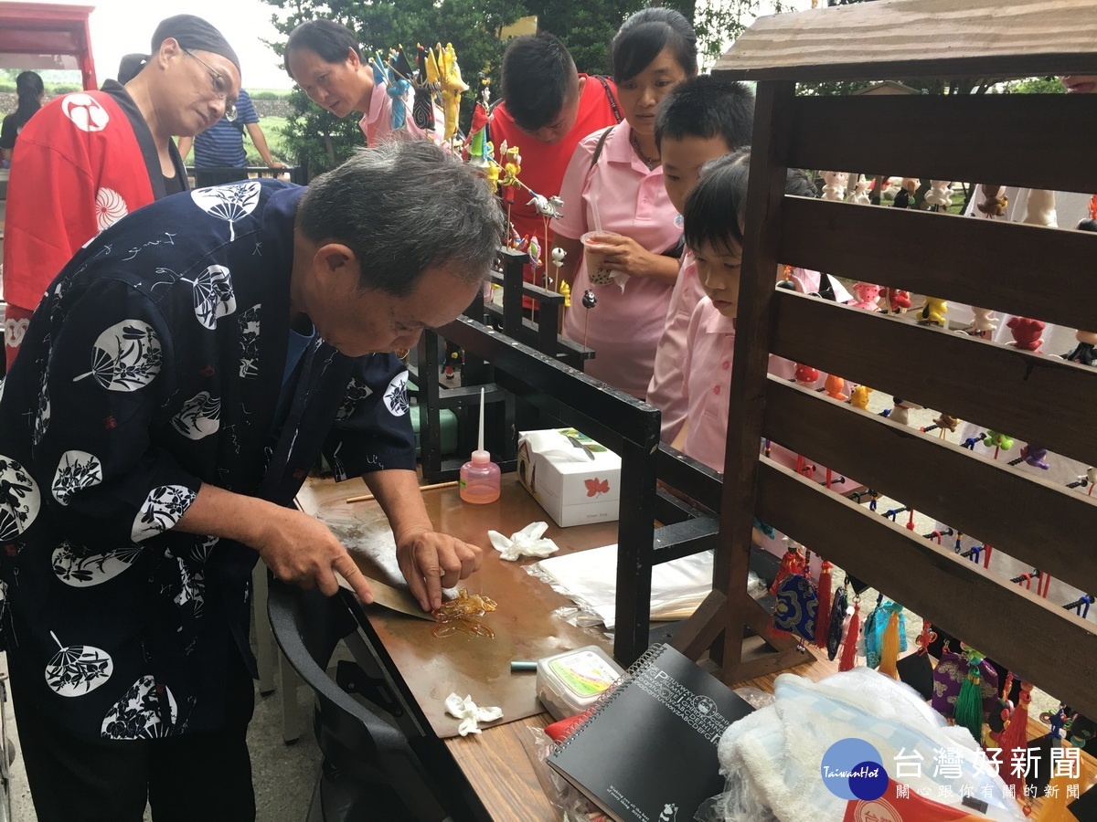 畫糖阿伯技藝高超吸引遊客。(記者扶小萍攝)