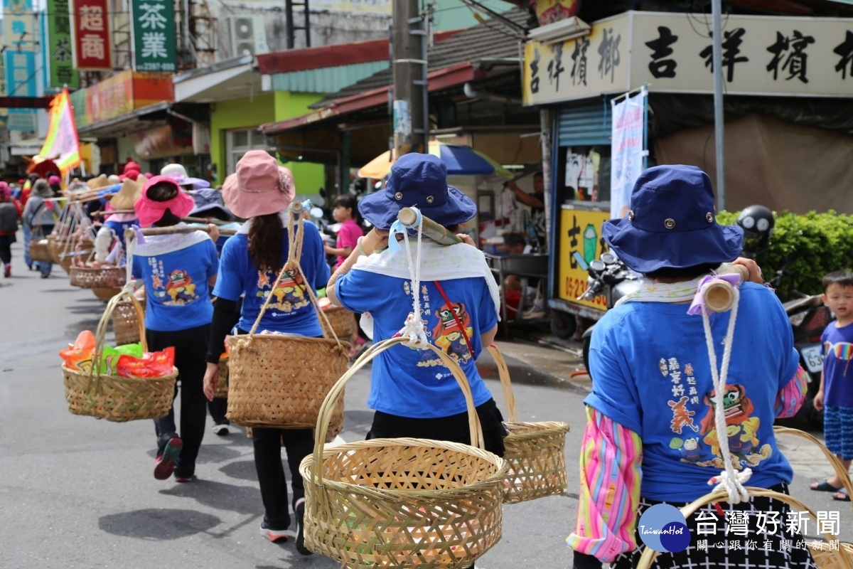 百人踩街挑擔遊行