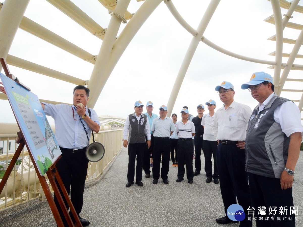 桃園市長鄭文燦陪同內政部長徐國勇訪視桃園北區水資源回收中心，聽取相關人員進行簡報。