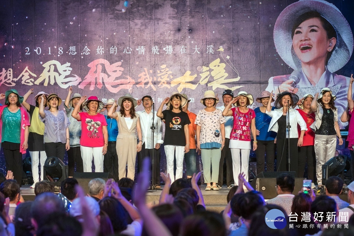 「想念飛飛紀念音樂會」中,鳳迷們模仿鳳飛飛進行表演。