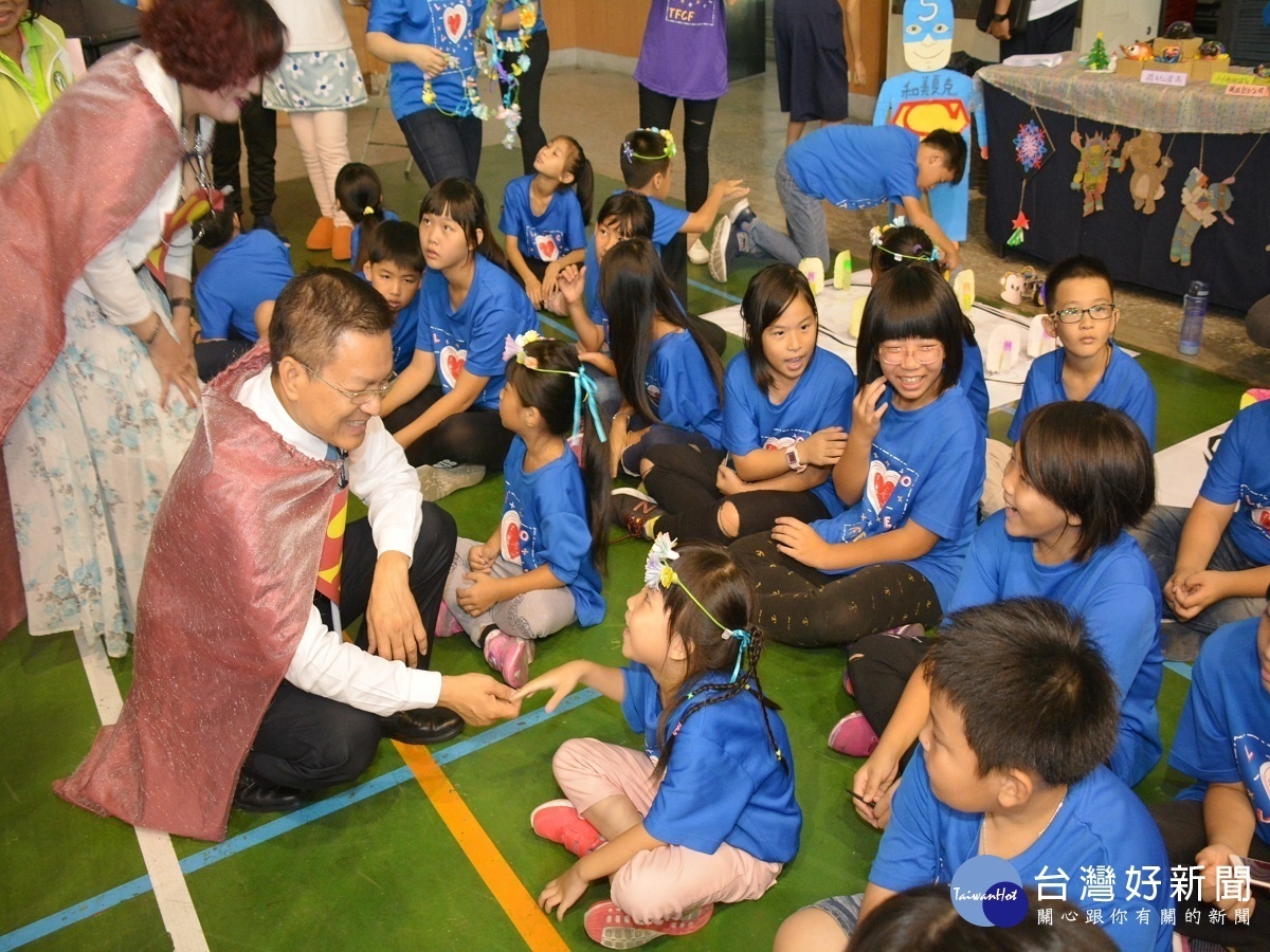 魏明谷化身超人 出席家扶暑期課輔安親結業式