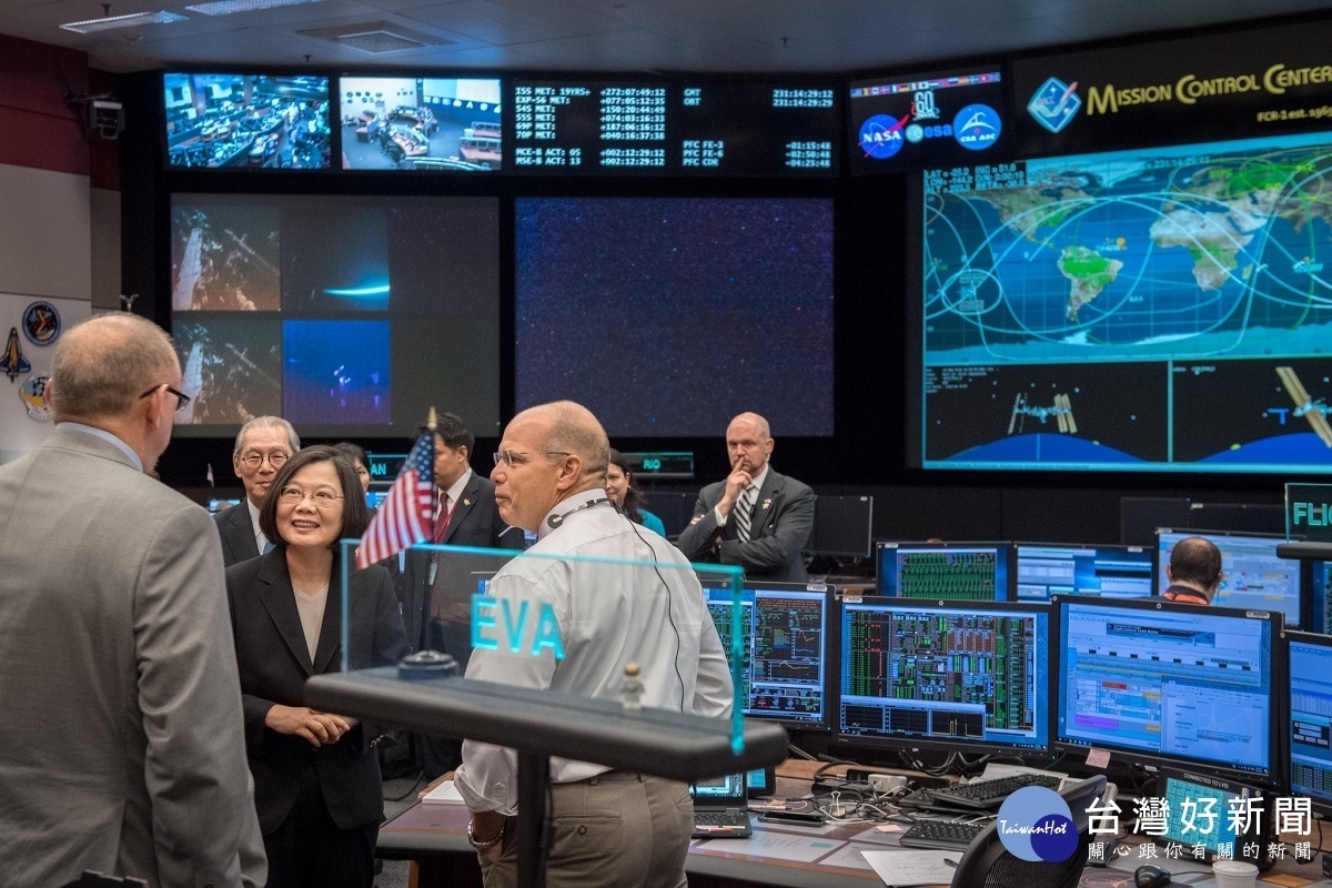 蔡英文在當地時間19日上午造訪美國國家航空暨太空總署（NASA）詹森太空中心。（圖／取自蔡英文臉書）