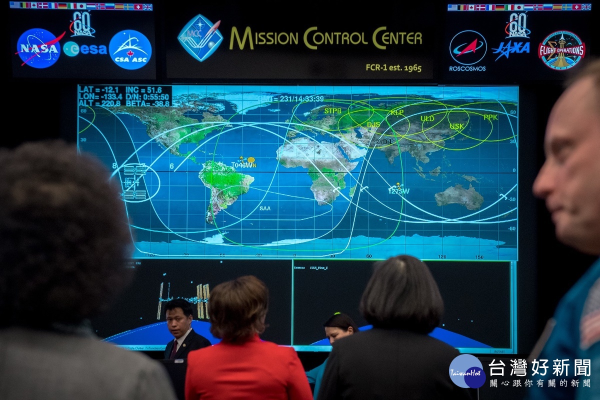 蔡英文說，我們常在以太空為主題的電影中，看到太空人在太空中呼叫休士頓，就是這個詹森太空中心的任務控制中心。在這裡，完成了許多次的太空任務，也讓人類在宇宙的視野更開闊。（圖／取自蔡英文臉書）
