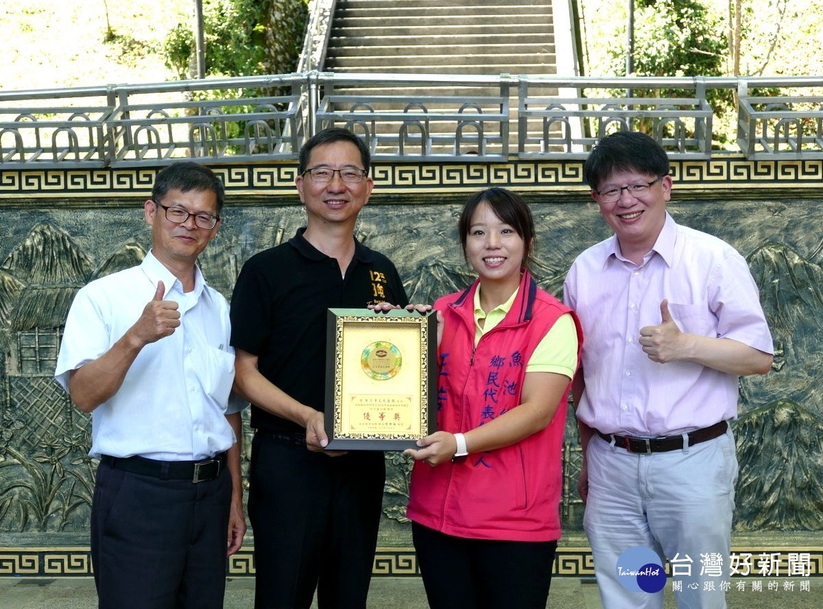 「日月潭文武莊園」以81.92分得到優等，由女青農王若嵐(右2)領獎。