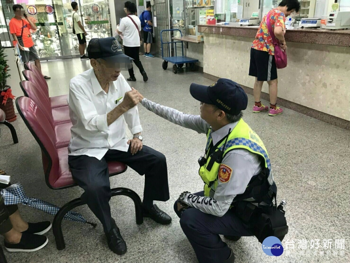 員警為緩和老翁情緒,不斷安撫勸說