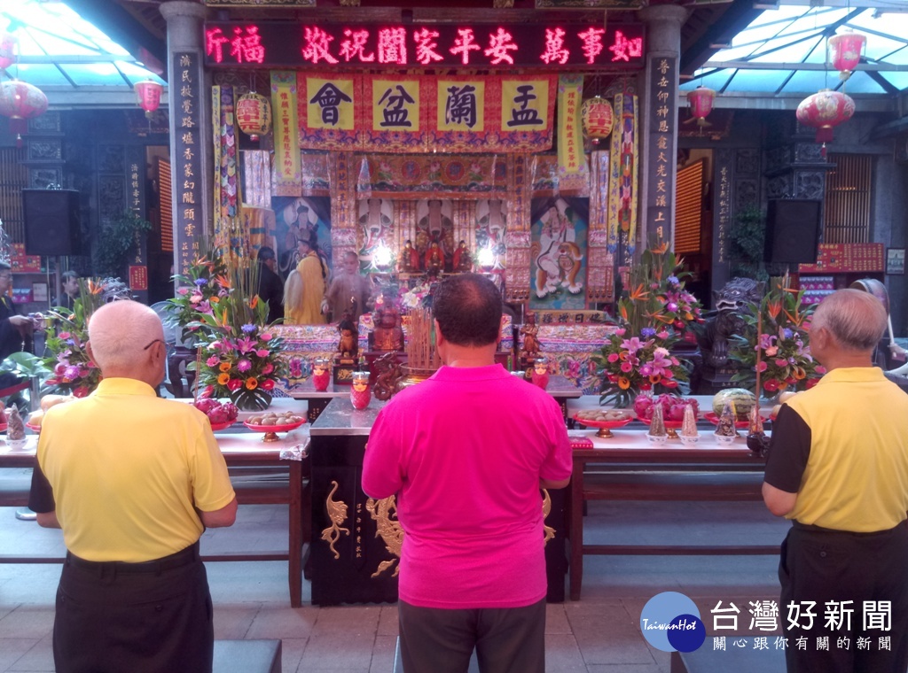 大溪普濟堂辦中元法會,供品在法會結束後,將送交弱勢團體使用。