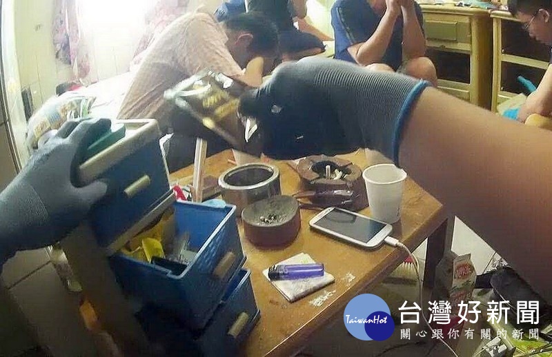 警方據報蒐證,查獲民宅群聚施毒,逮捕5名男女,並查扣海洛因、安非他命、毒咖啡包、注射針筒等證物。
