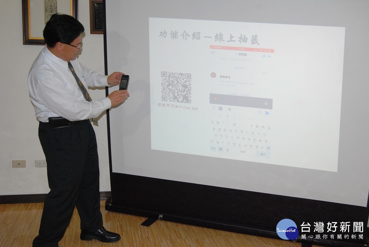 彰化市長邱建富示範如何透過掃瞄QR CODE上南瑤宮的官LINE。