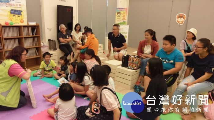 桃市環保局舉辦的「環境教育繪本創作比賽成果展」,現場有數百本精緻的繪本、生動有趣的電子書動畫。