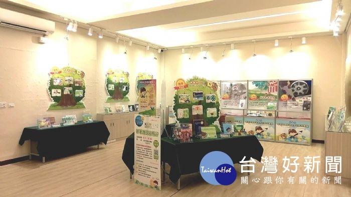 桃市環保局舉辦的「環境教育繪本創作比賽成果展」,現場有數百本精緻的繪本、生動有趣的電子書動畫。
