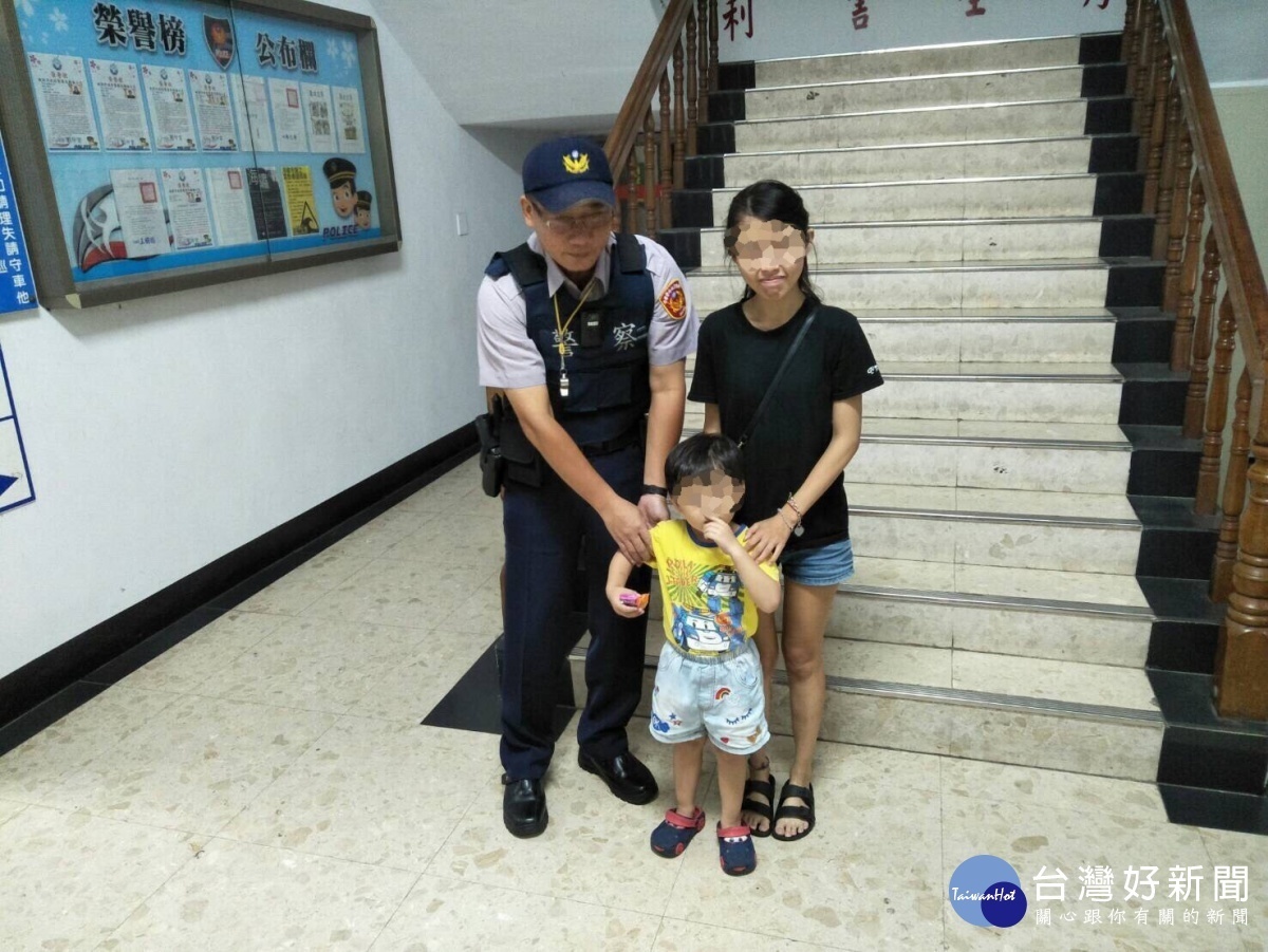 警方熱心協助走失男童順利重回母親溫暖懷抱。