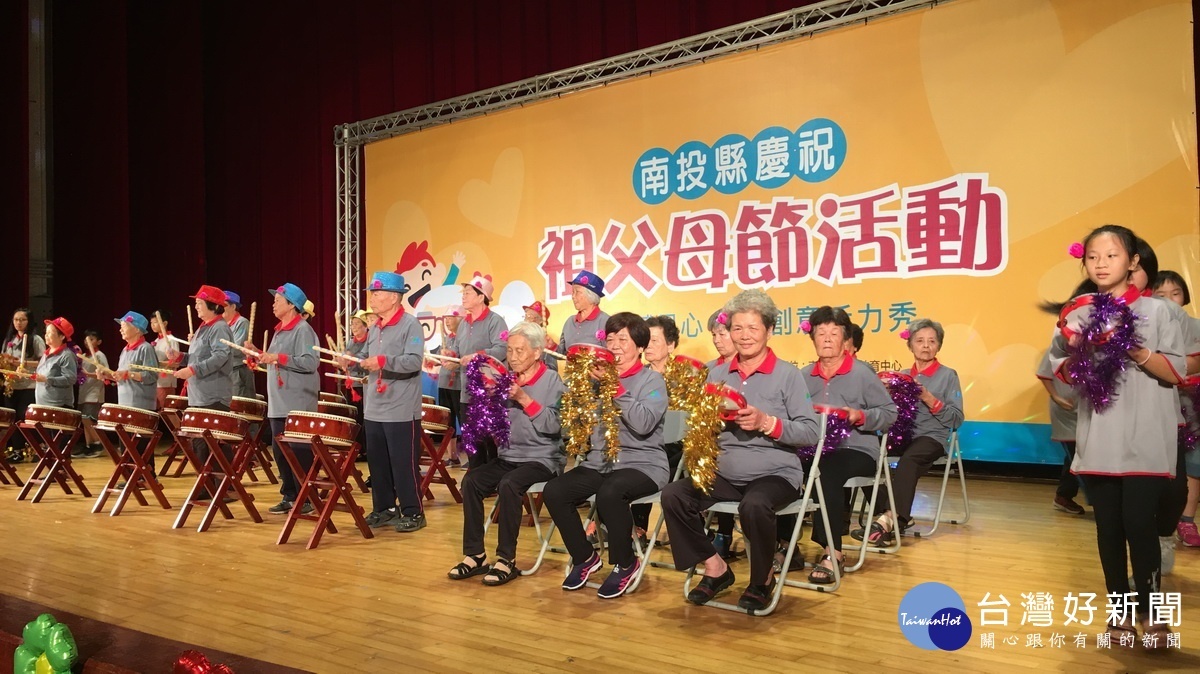 魚池尖社區的樂齡長輩和小朋友一同演出太鼓。(記者扶小萍攝)