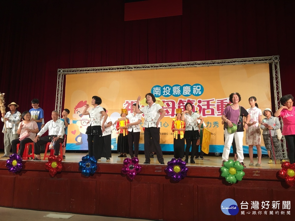草屯樂齡中心演出媽祖出巡與廟埕活動。(記者扶小萍攝)