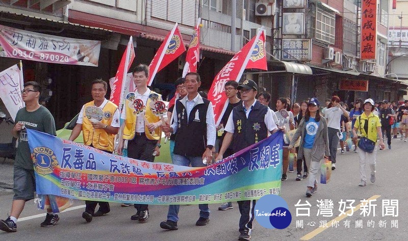 北港警分局結合轄區獅子會及中華陽光推展關懷協會等社團,舉辦「關懷青少年反毒詐及交通安全健行活動」,宣導反毒打詐。