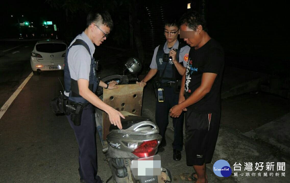 廖姓男子於楊梅區老莊路偷竊鐵質公有水溝蓋，警員當場查獲這名竊盜現行犯。