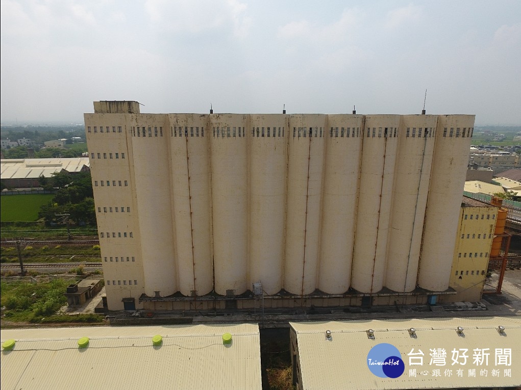 環保署與雲林地檢署、內政部警政署保七總隊、雲林縣環保局及彰化縣環保局共同合作,查獲黑心清潔公司租台鐵穀物倉庫,堆放台塑石化及麥寮汽電產生的燃煤飛灰。(圖/環保署)