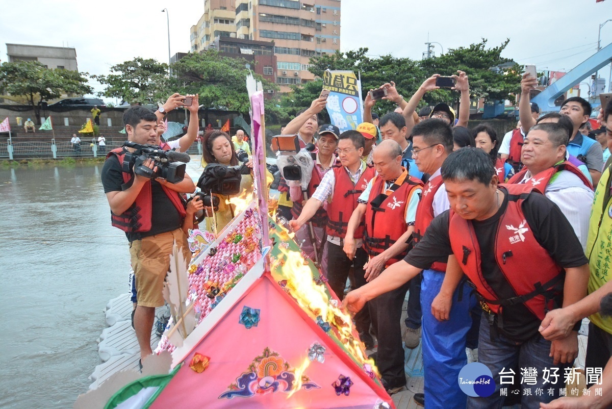 鹿港福鹿河濱公園舉辦祭水靈「放水燈」儀式。