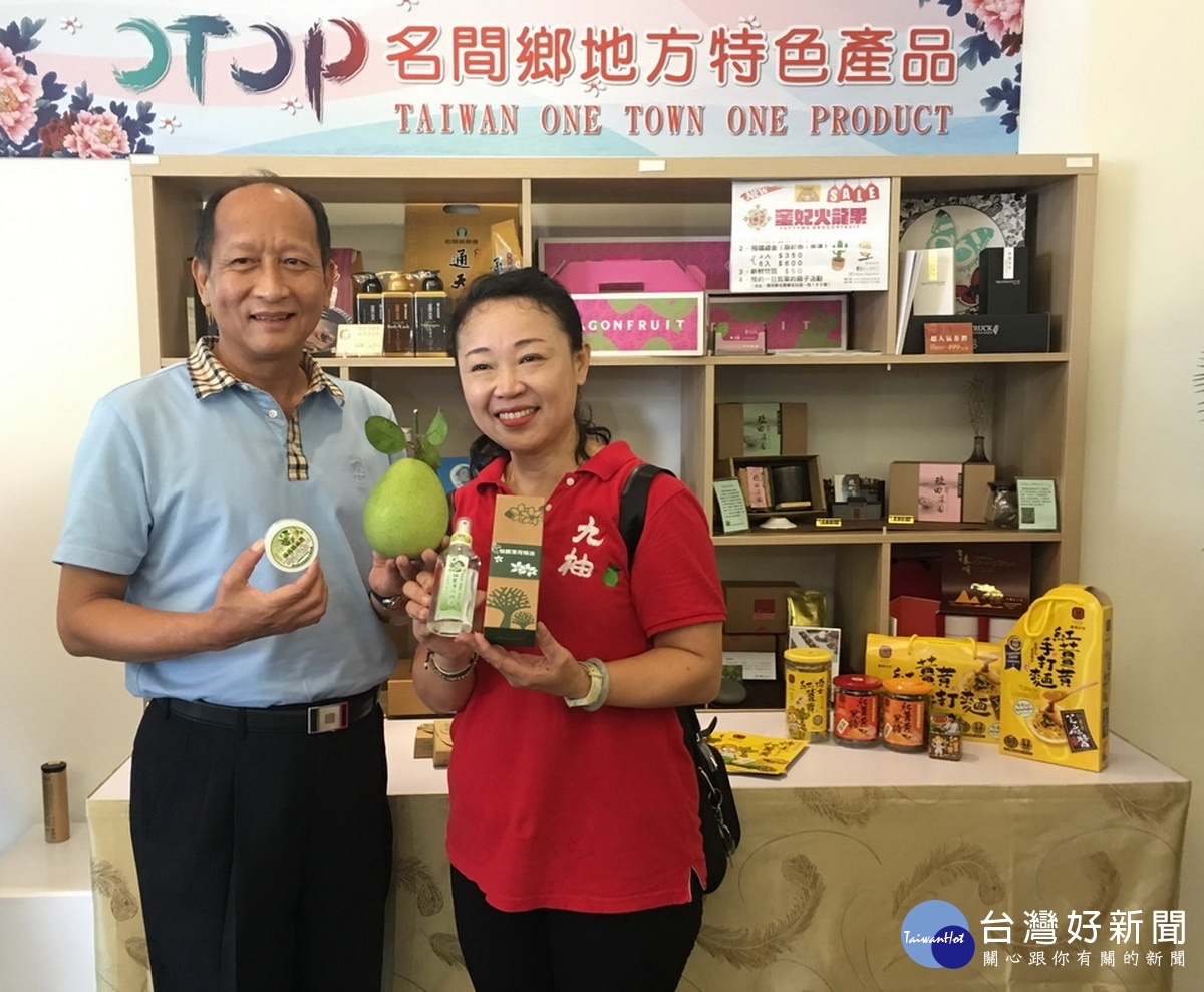 陳文德鄉長推薦九柚產品很實在。(記者扶小萍攝)