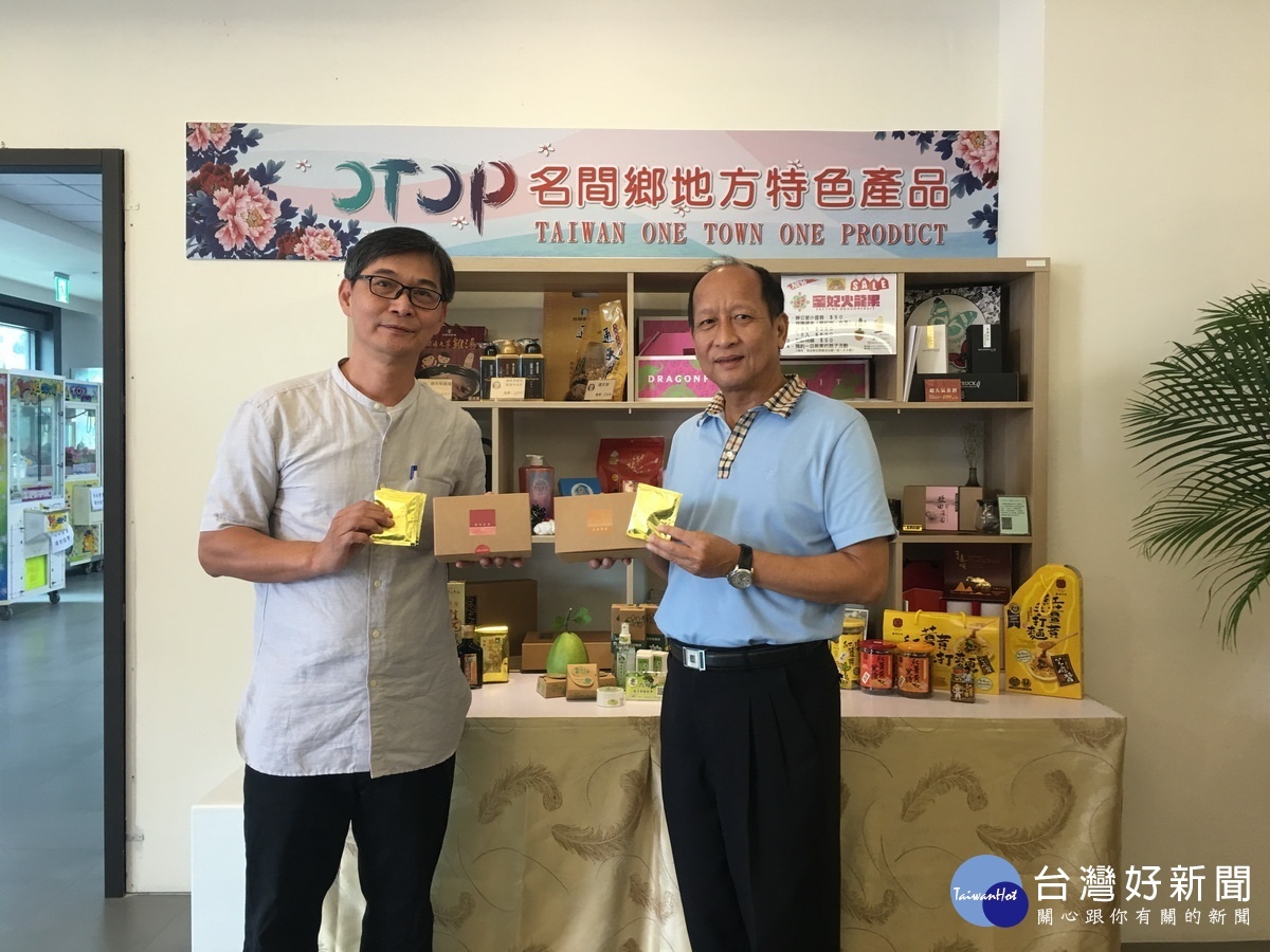 賀家生態茶園強調健康無毒生薑與茶融合。(記者扶小萍攝)