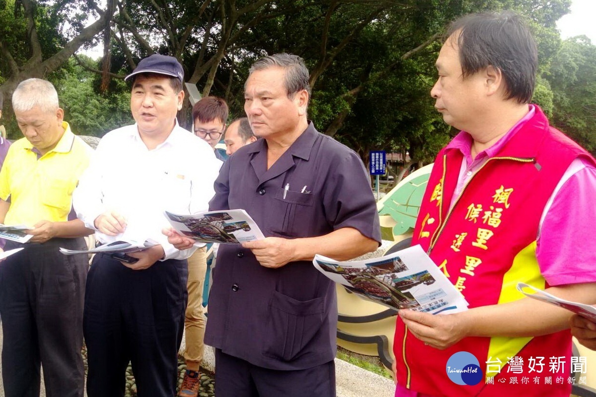 針對南崁溪龜山段整治規劃,桃園市議員林正峰邀請市府水務局長劉振宇現場會勘。