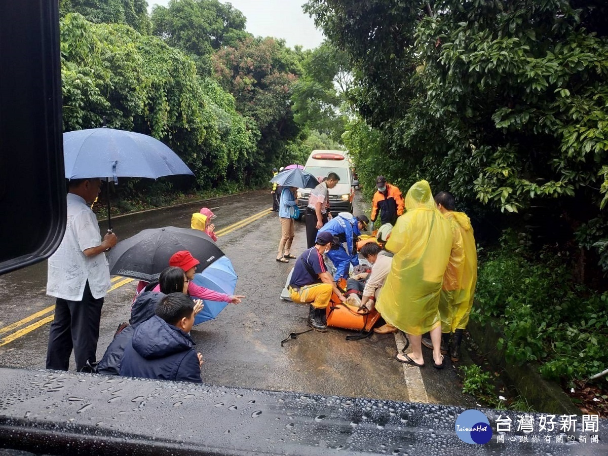 強風夾帶豪大雨　芬園老夫妻山區採收車翻落深山谷不冶