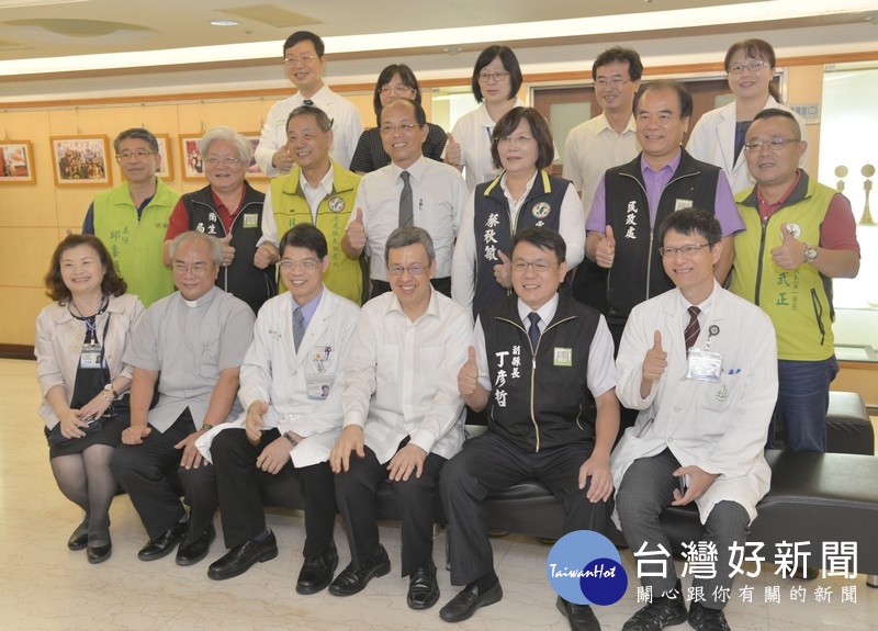 副總統陳建仁在縣長李進勇等陪同下，視察若瑟失智共照中心、西莊長青食堂、東勢果菜生產合作社及古坑綠色隧道交流驛站，肯定縣府團隊對於長照、農業及觀光建設的經營成果。