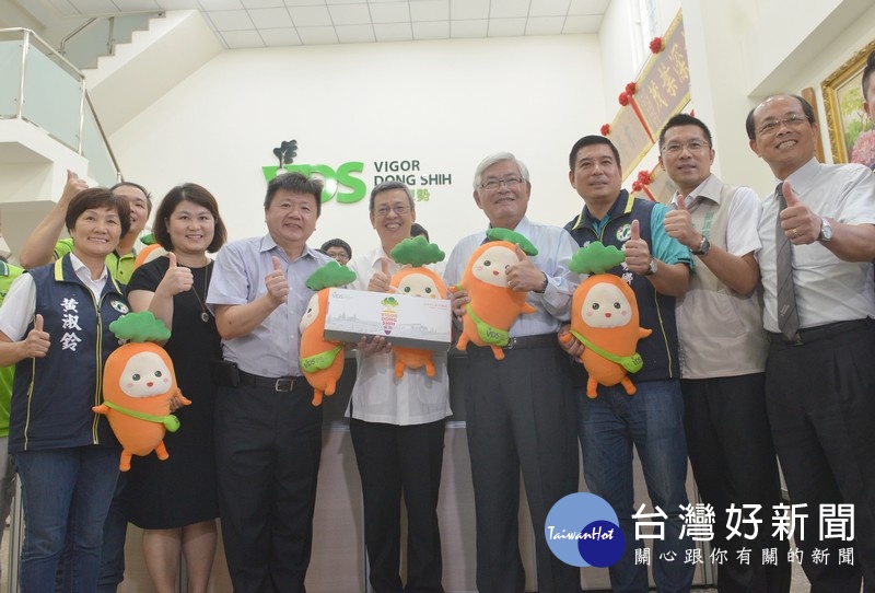 副總統陳建仁在縣長李進勇等陪同下，視察若瑟失智共照中心、西莊長青食堂、東勢果菜生產合作社及古坑綠色隧道交流驛站，肯定縣府團隊對於長照、農業及觀光建設的經營成果。