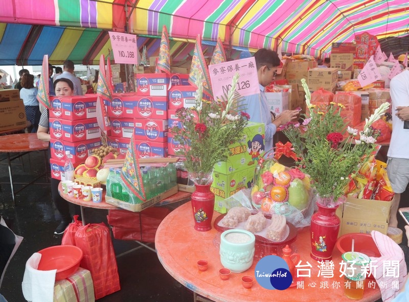台塑六輕舉辦「消災祈安慶讚中元」活動,由萬名員工聯合廠包商準備420桌豐盛供品祭祀「好兄弟」,祈求風調雨順、國泰民安。
