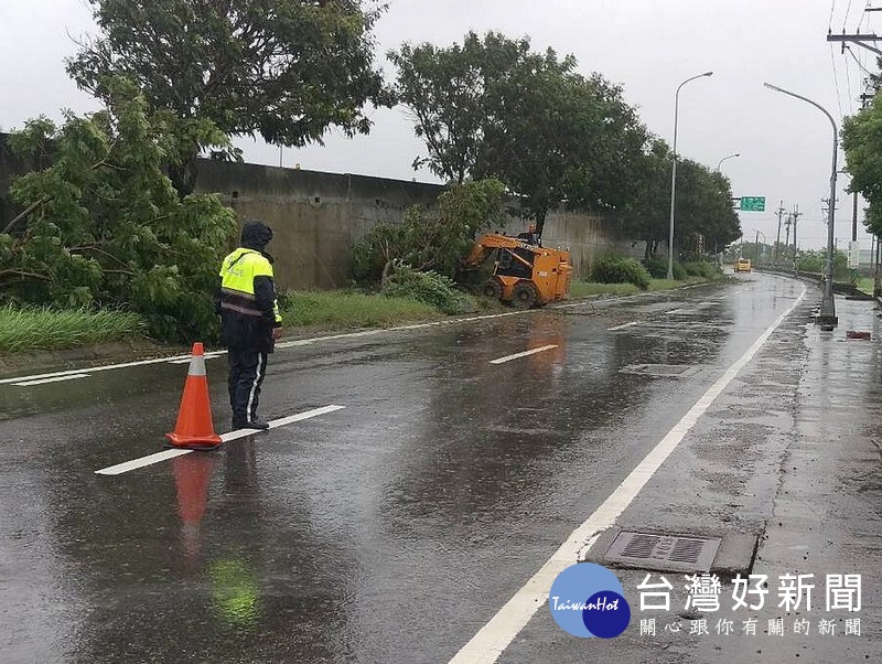 豪大雨造成部分地區嚴重淹水,北港警方動員所有警力針對低窪地區居民實施預防性勸離及安置,且協助排除路障,確保交通安全。