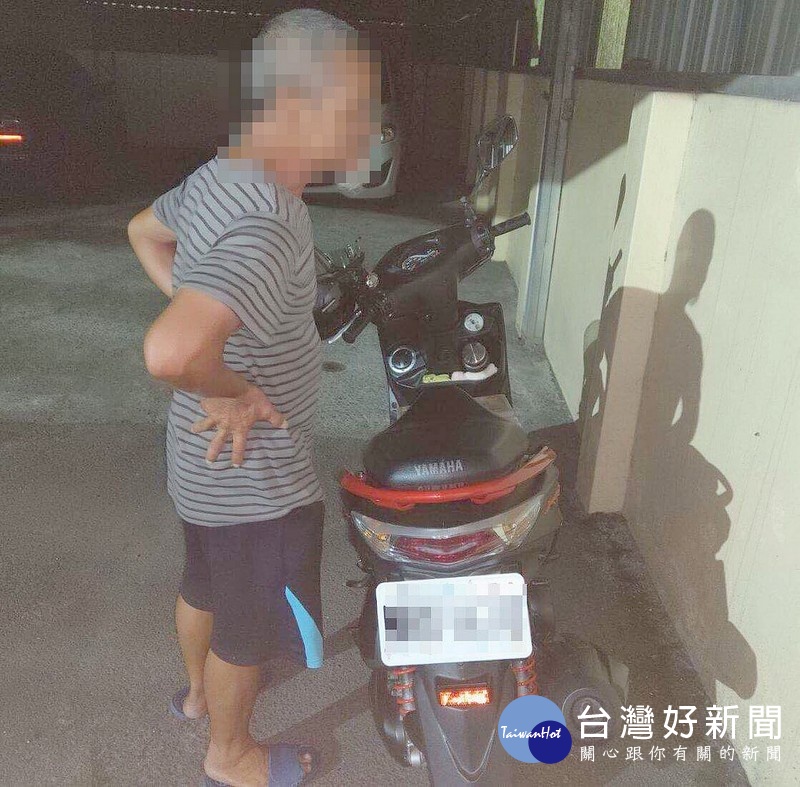 警方從監視器畫面發現1名戴頭套穿短褲的男子,走到機車停車處往回折返,手上提著偷來的名牌運動包,循線將犯嫌逮捕。