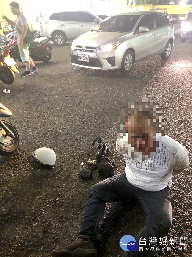 警方透過監視器畫面掌握犯嫌,循線將其逮捕,呼籲民眾小心隨身財物。