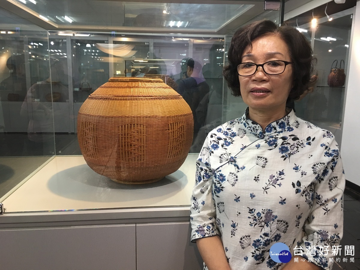 涂素英老師與作品瓏。(記者扶小萍攝)