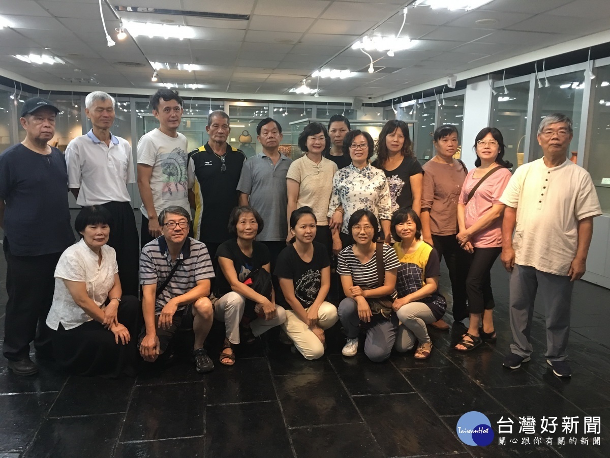 黃塗山桃李滿天下此次有十餘學員展出創作。(記者扶小萍攝)