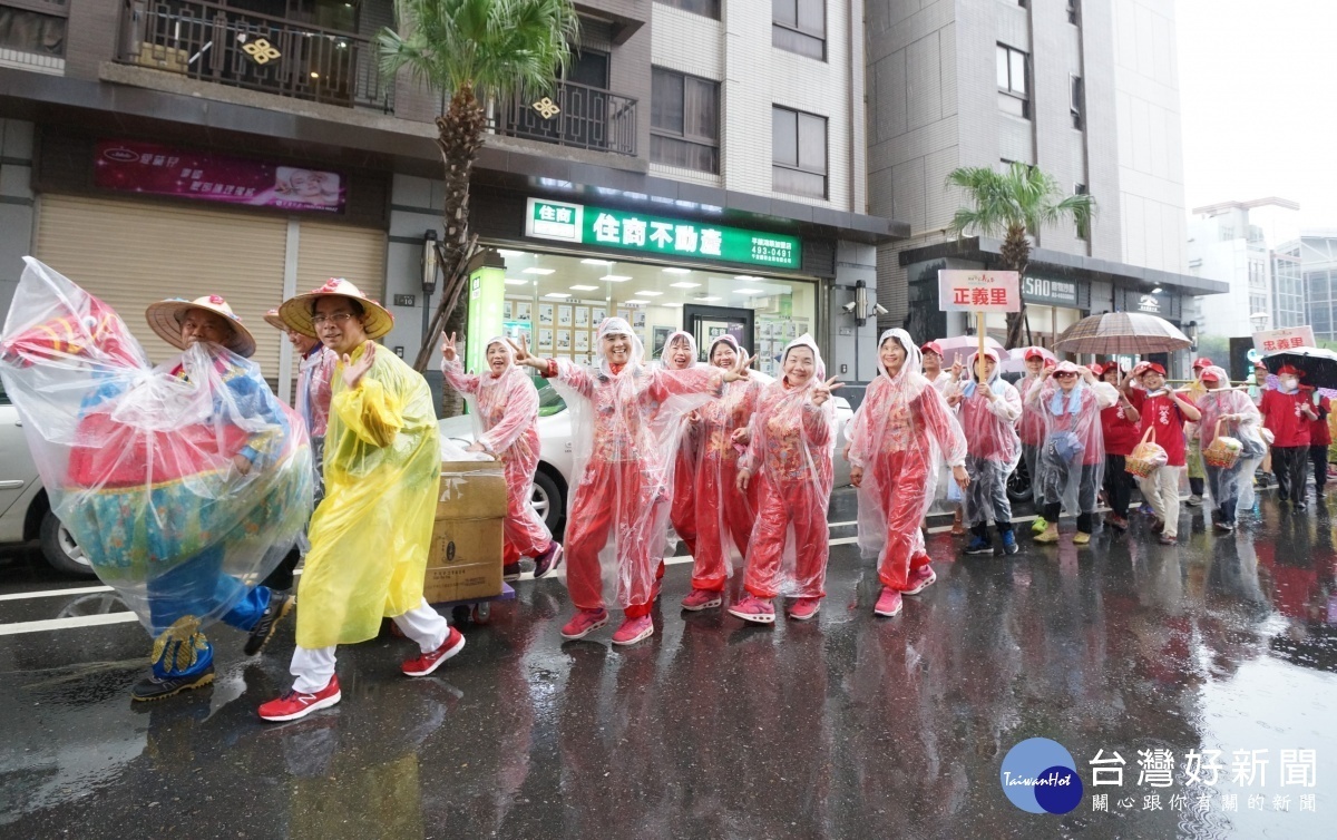 桃園客家義民祭中的挑擔奉飯踩街大遊行，即使飄雨仍不減民眾參與熱情