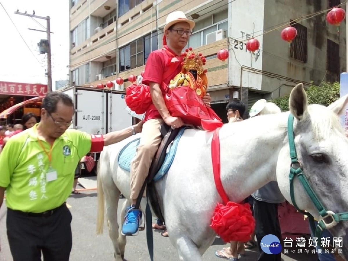 迎娶隊住騎馬迎親（翻懾）