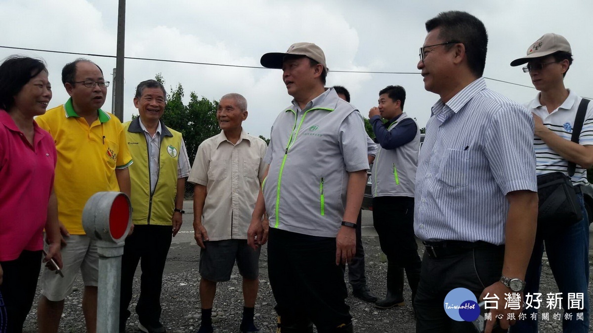 林主委赴後壁區關心水稻受損情形。(農糧署提供)