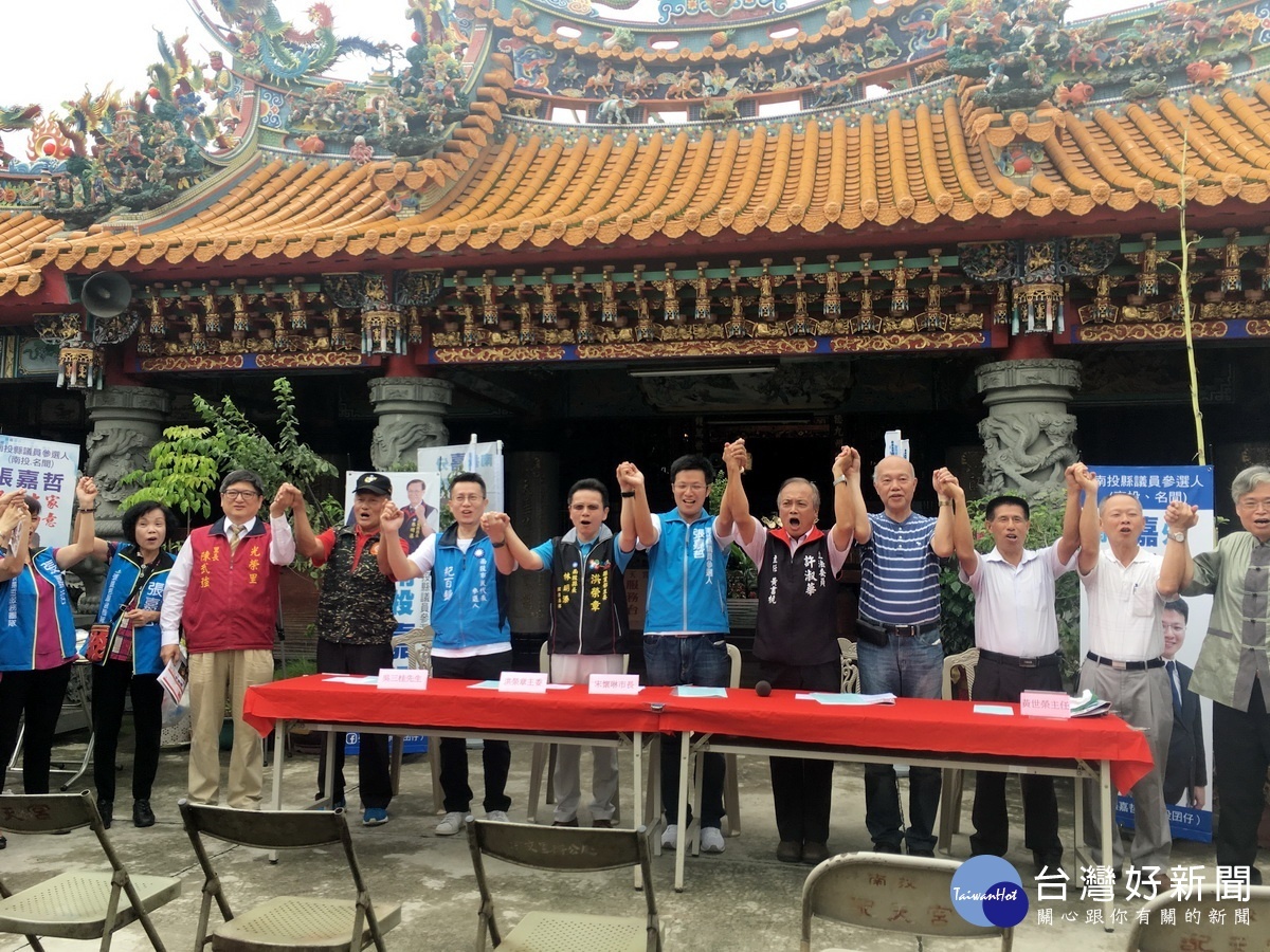 立委主任、縣黨部主委洪榮章等祝張嘉哲當選。(記者扶小萍攝)