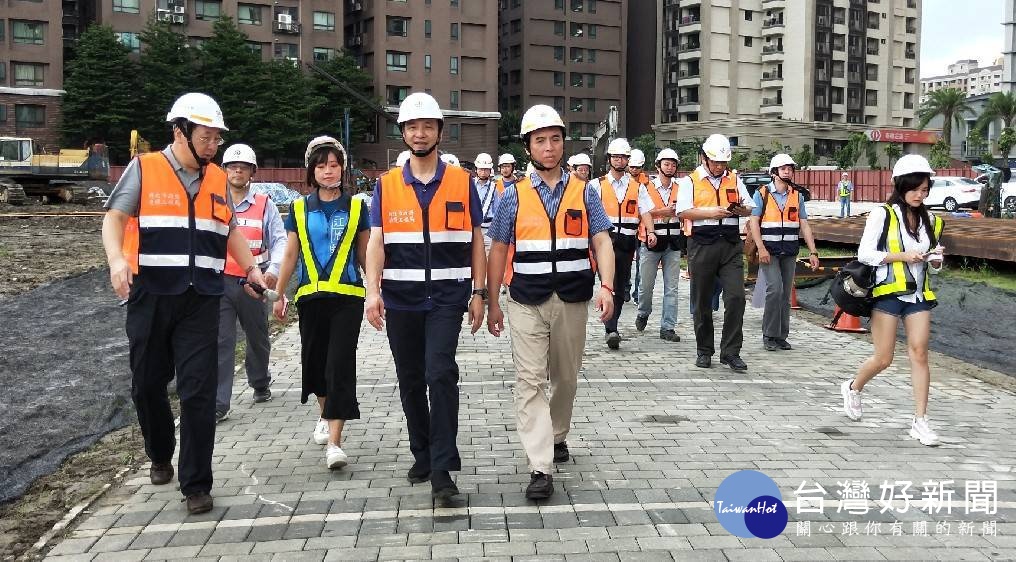桃市長參選人陳學聖前往新北市拜會新北市市長朱立倫,除聽取捷運三鶯線統包工程簡報,也參觀北大隆恩安置宅。