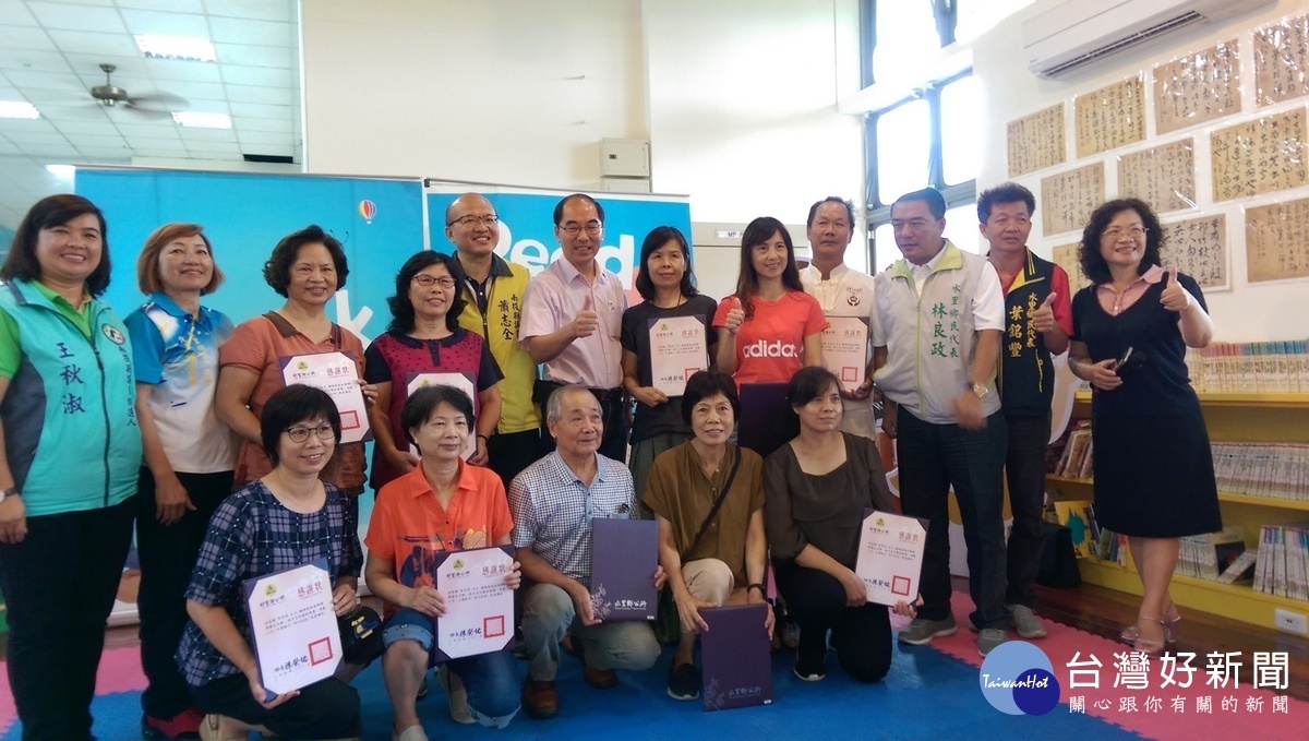 協助辦理藝文活動,致力文化藝術推廣,貢獻心力不遺餘力人員獲頒感謝狀後與陳鄉長及來賓們大合照。〈記者吳素珍攝〉