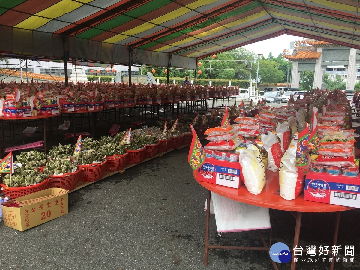 來自各地信眾供奉的祭品擺滿廣場。(記者扶小萍攝)