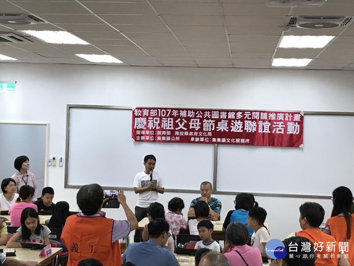 慶祝祖父母節桌遊同樂會,鎮長陳紀衡〈右3〉參與同樂。