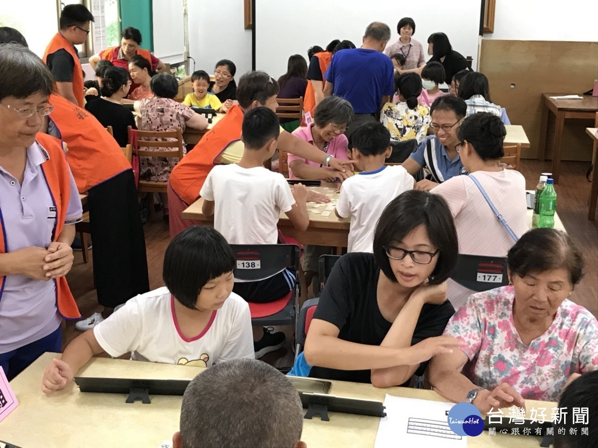 慶祝祖父母節桌遊同樂會,鎮長陳紀衡〈右3〉參與同樂。