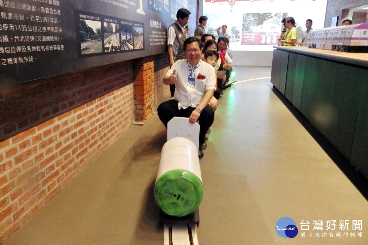 桃園市長鄭文燦與參觀的市民朋友們一起搭乘「桃園軌道願景館」中的桃園號小火車。