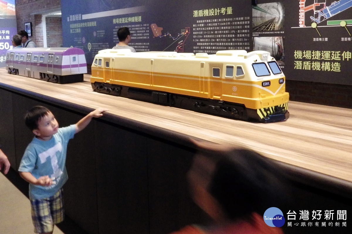 小朋友駐足在「桃園軌道願景館」中的火車模型前。