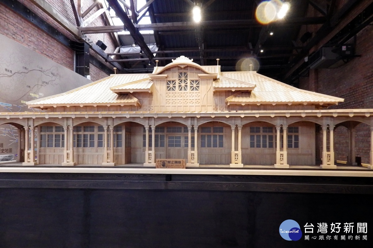 「桃園軌道願景館」中的桃園驛原型實體木造模型。