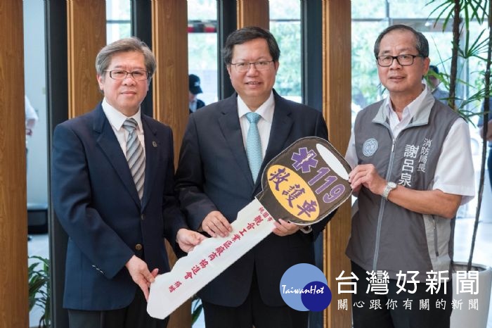 桃園市長鄭文燦,出席桃園市觀音工業區各大廠商聯合捐贈桃園市政府救護車儀式。