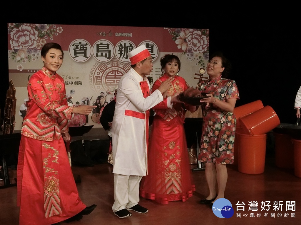 臺灣國樂團《寶島辦桌》劇場音樂會記者會中演員演唱介紹傳統辦桌菜色。(圖/記者賴淑禎攝)