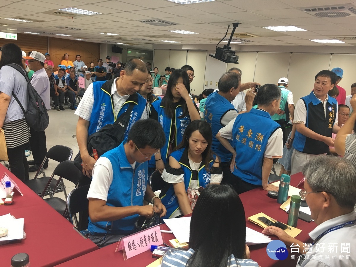 縣選委會場地不大擠滿登記者與支持者。(記者扶小萍攝)
