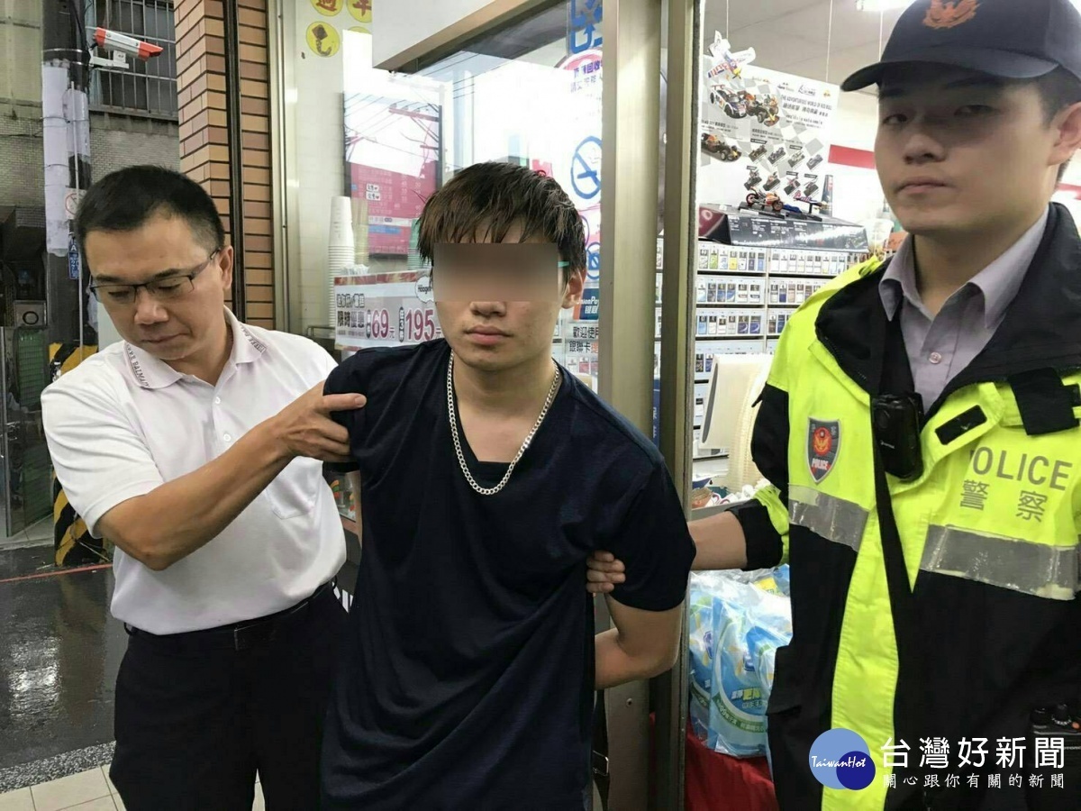 所長林祺笙調度所內警力到指定交付地點周邊埋伏,將自稱檢察官年僅19歲的倪姓嫌犯逮捕。